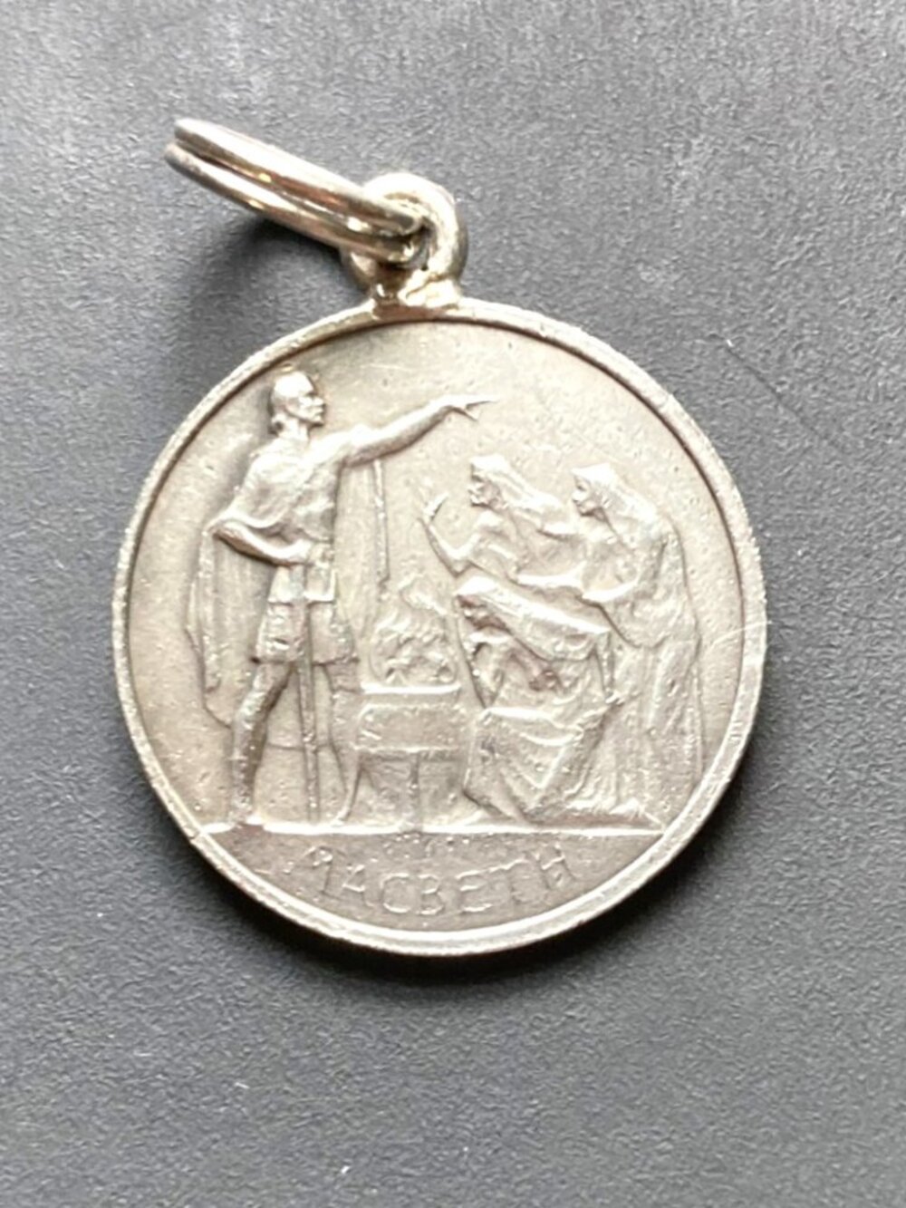COPY Shakespeare charm in silver, featuring Macbeth